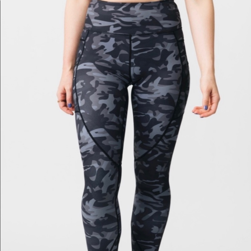 ZYIA black camo pocket light n tight 7/8 Small
